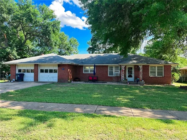 805 W Oak St, Independence, KS 67301