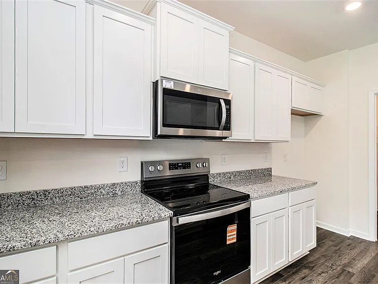 568 Whitman Ln — Photo 14