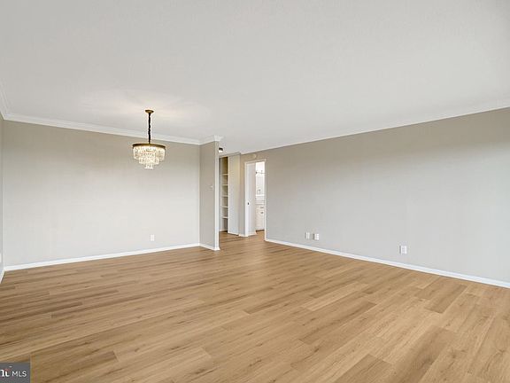 4th image of 307 Yoakum Pkwy APT 1406