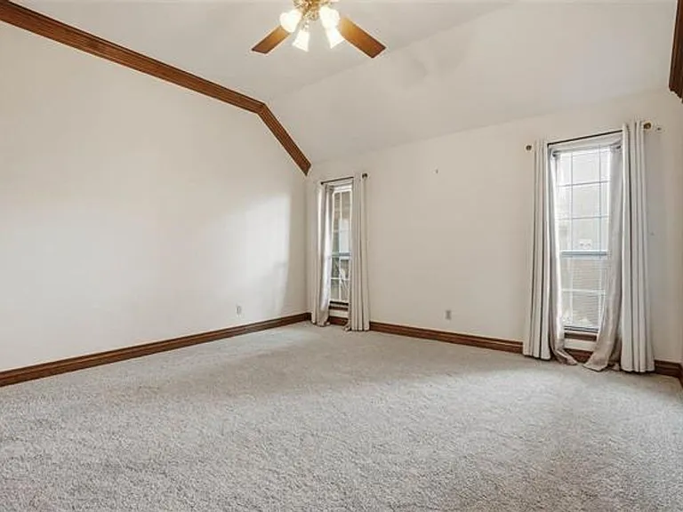 3006 NE Heritage Dr — Photo 3