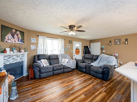 4th image of 83 Stone Hedge Dr