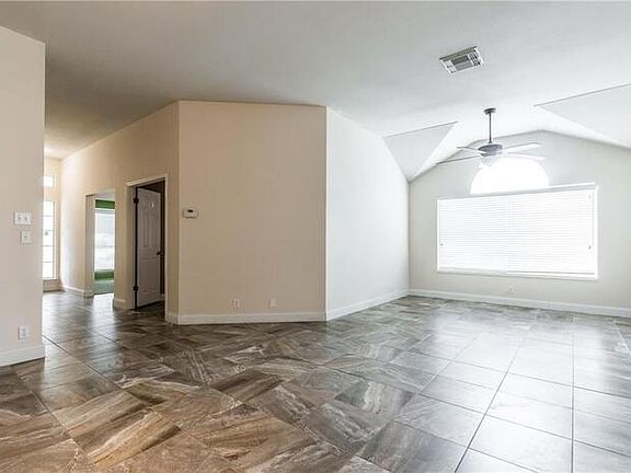 4th image of 208 Sophora Pl
