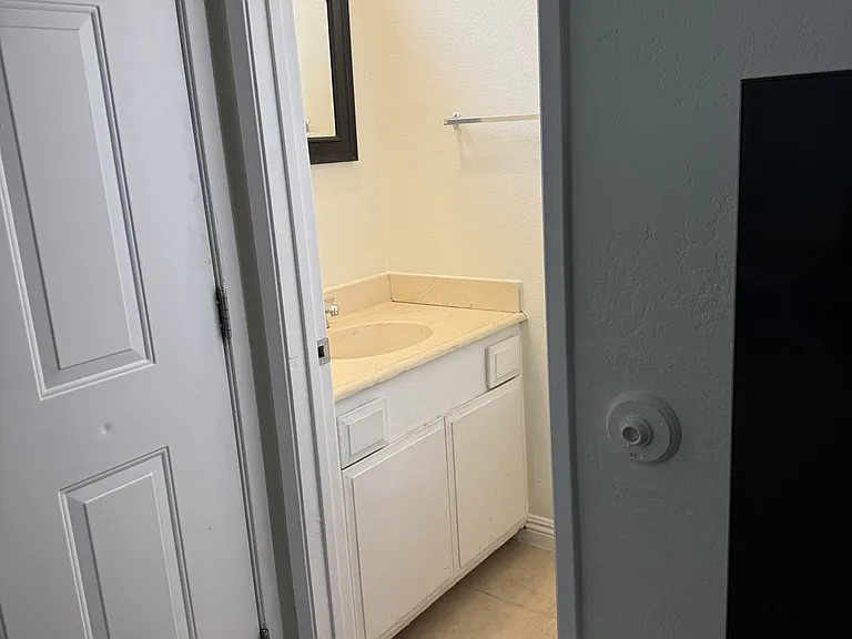 1325 W Latham Ave — Photo 3