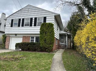 105 Maple St, Great Neck, NY 11023