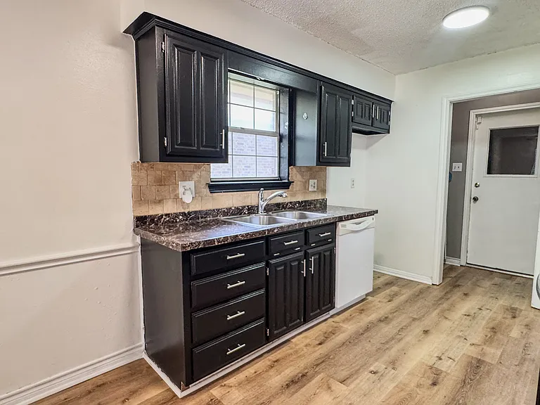 3016 Eastland Ave — Photo 5