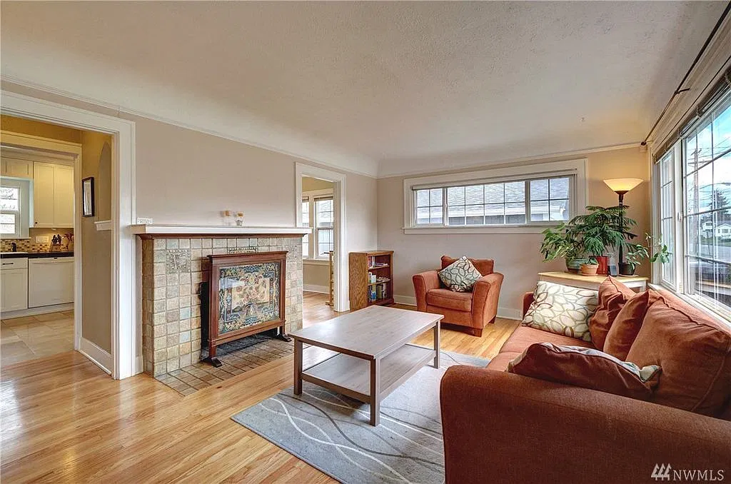 North Tacoma home, Tutor style, 4 bedroom, 2 bathroom home, fenced yard! - Available November 15t... — Photo 3