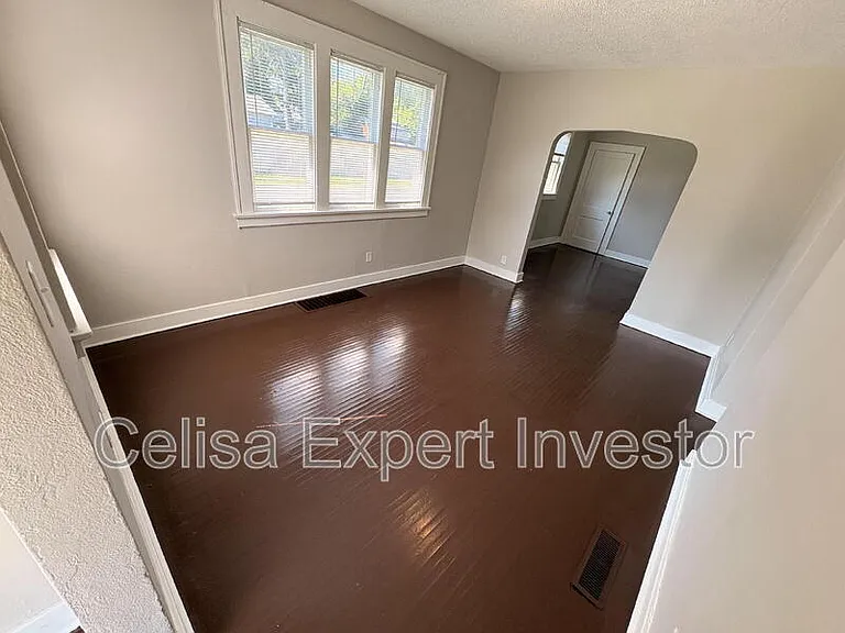 3926 Avondale Dr — Photo 2