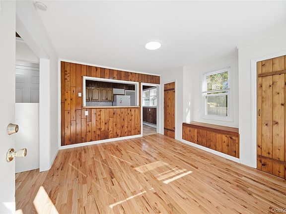 4th image of 703 Horseblock Road