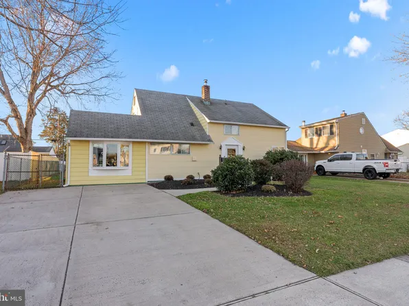 68 Northturn Ln, Levittown, PA 19054