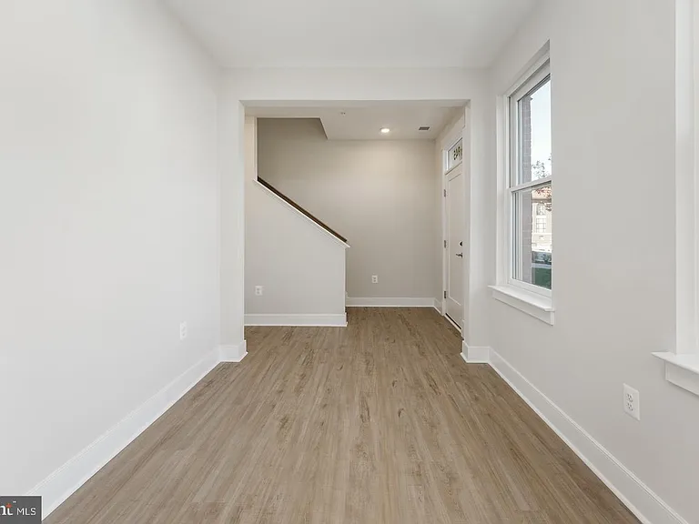 945 Sycamore Dr SE — Photo 6