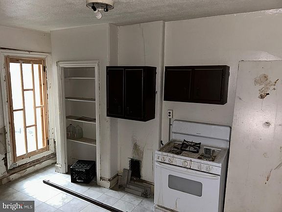 4th image of 729 W 4th St