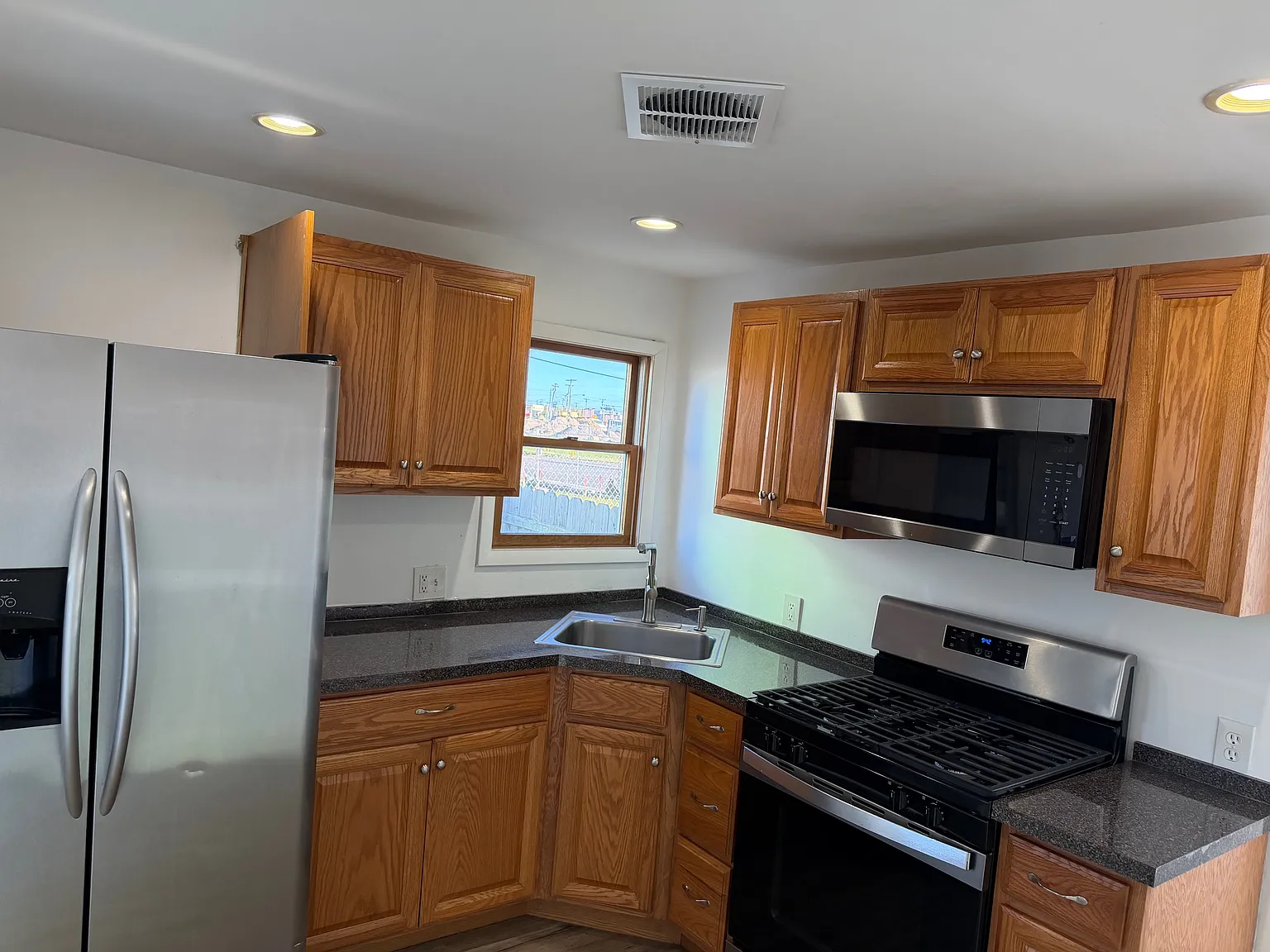 2 bed, 1.5 bath, 874 sqft, $2,200 — Photo 3