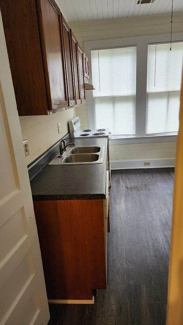 1 bed, 1.0 bath, $825 — Photo 2