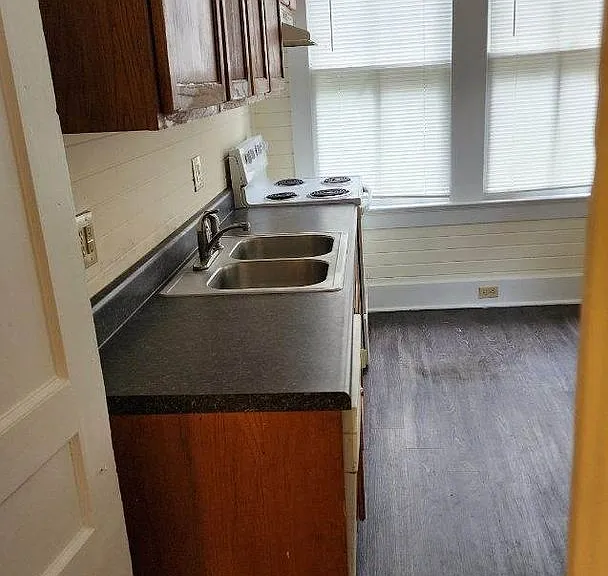 27 Curry St — Photo 2