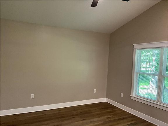 5th image of 588 Richfield Rd