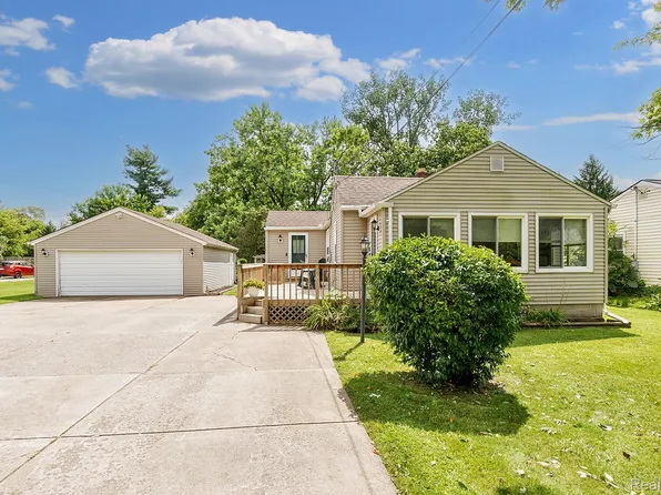 3094 Bessie St, Auburn Hills, MI 48326