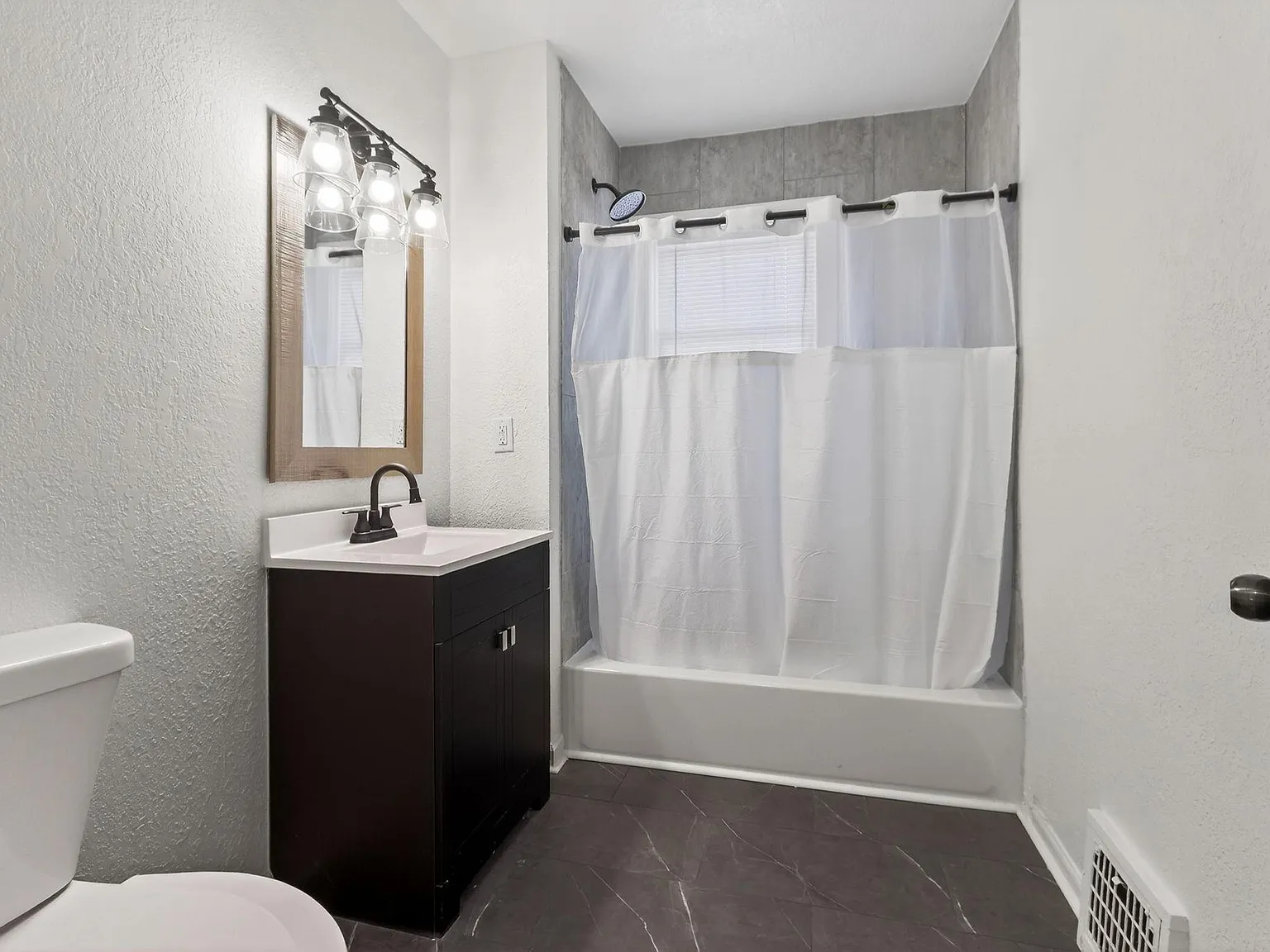 4 bed, 3.0 bath, 2200 sqft, $754 — Photo 3