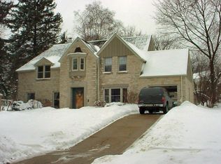 622 Highlandview Dr, West Bend, WI 53095