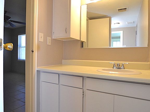 2nd image of 11 N Fraser Dr E