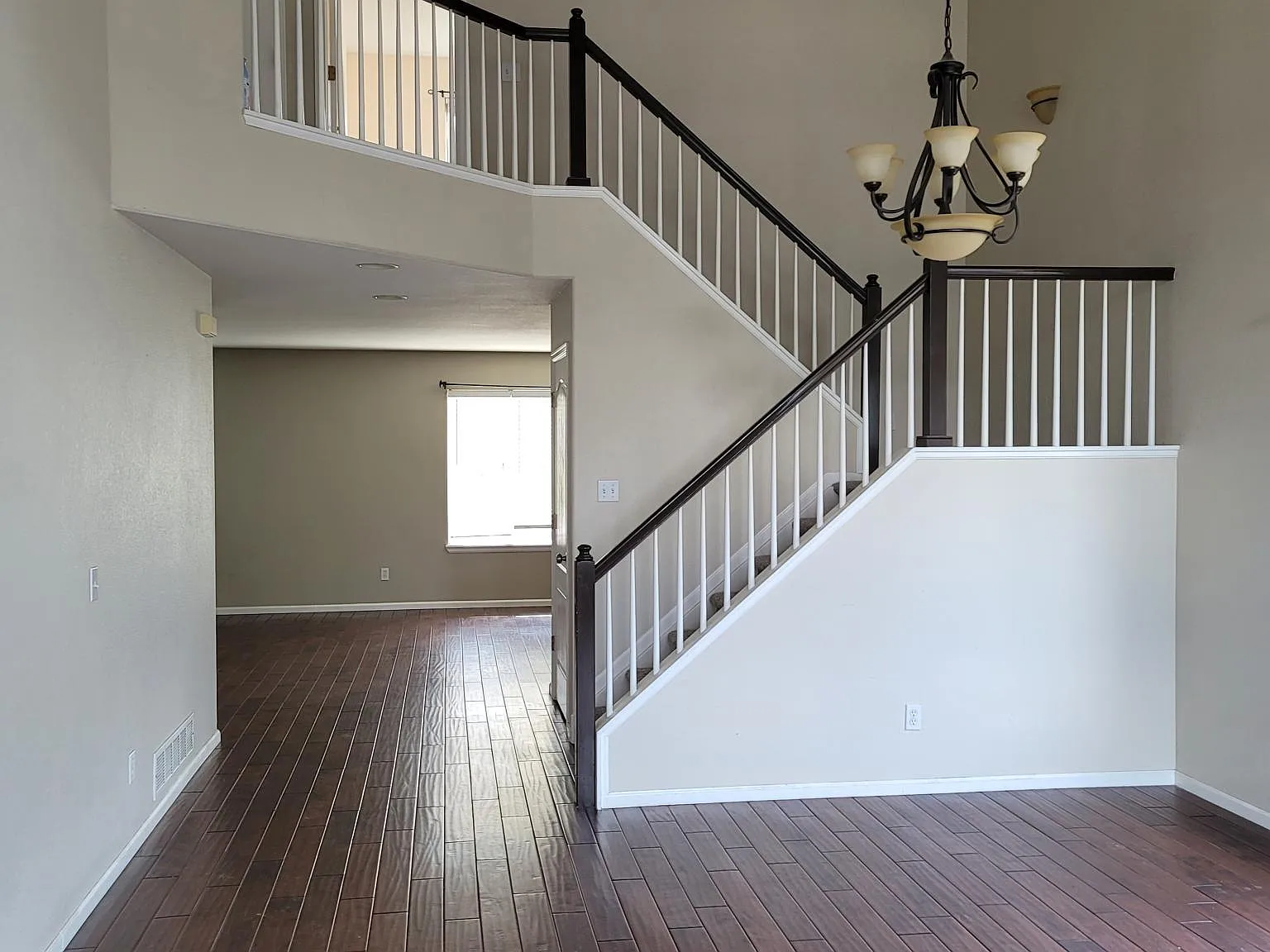 4 bed, 2716 sqft, $3,395 — Photo 2