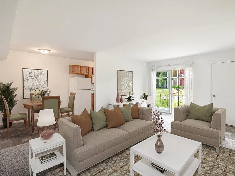 Edgewater Gardens Apartment Homes — Photo 3