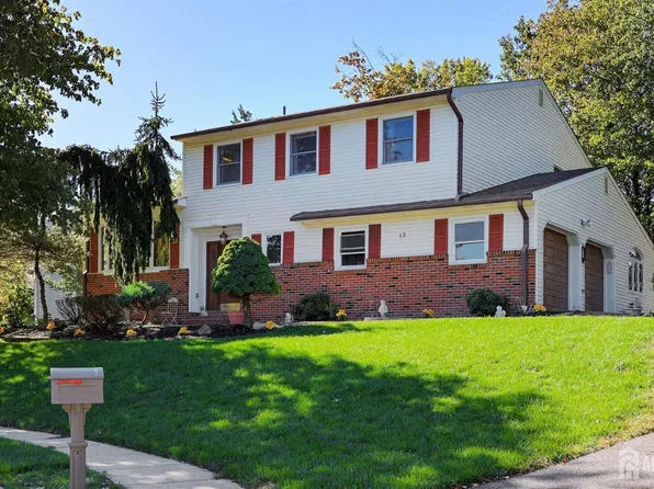 12 Nightingale St, Edison, NJ 08820