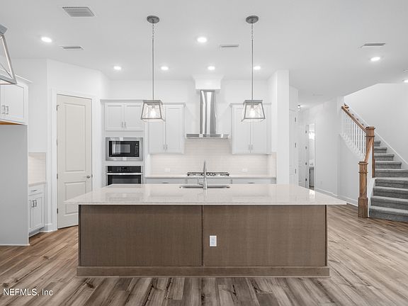 3rd image of 214 OAK BREEZE Drive