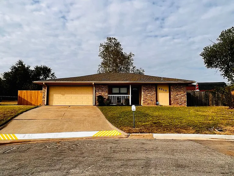 4810 SE Brigadoon Pl — Photo 1