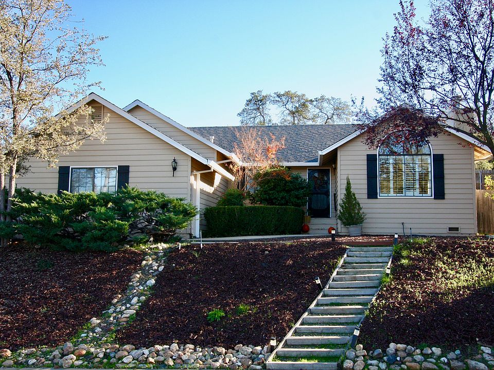 1st image of 311 Live Oak Dr