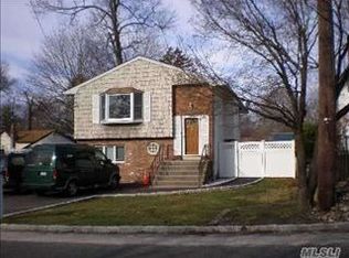 30 Dorchester Rd, Ronkonkoma, NY 11779