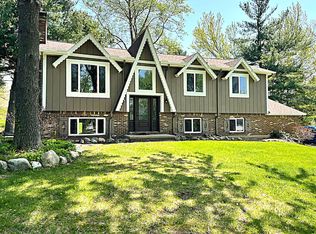 2568 Sun Terrace Dr, Hartland, MI 48353