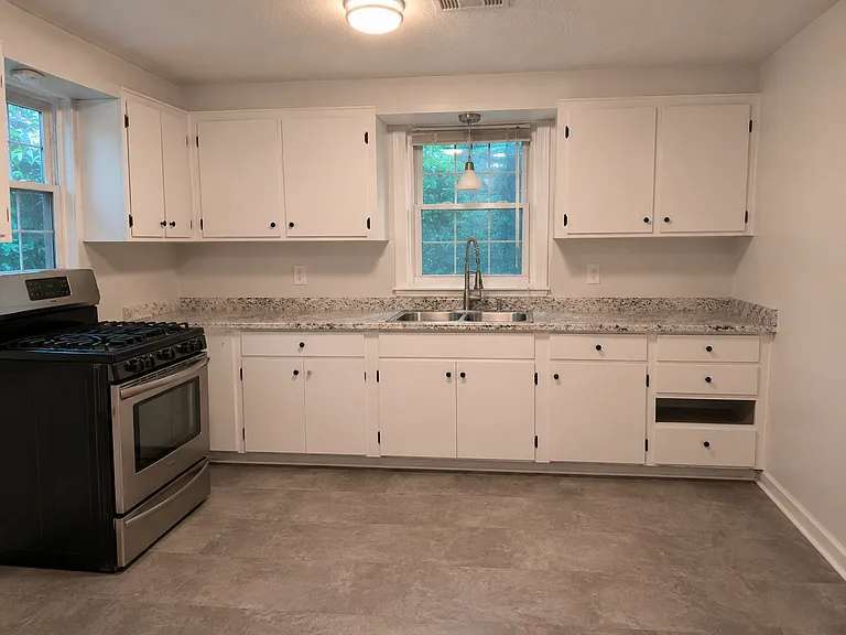 2375 N Circle Dr NW — Photo 2
