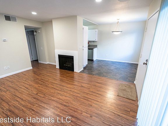 3rd image of 4406 Cahuenga Blvd #106