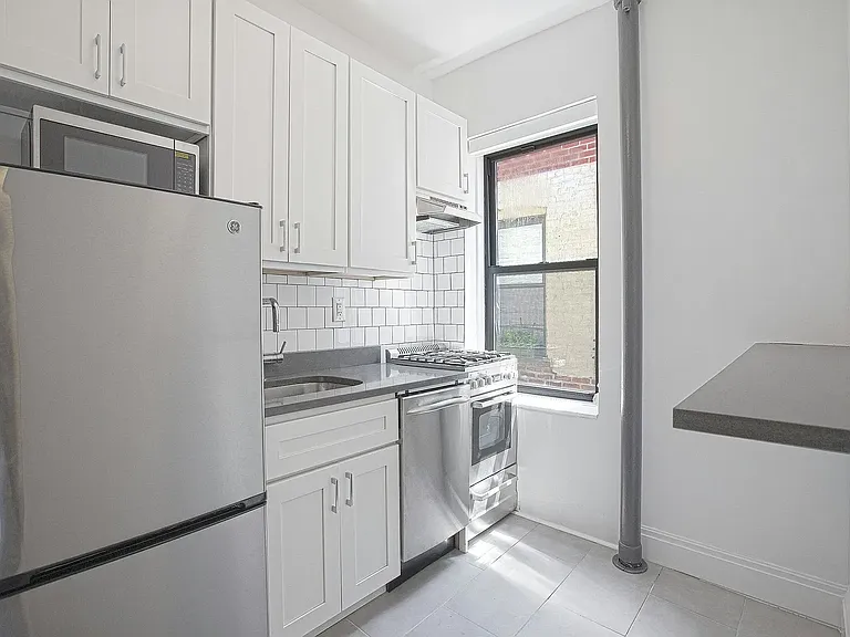 240 W 4th St #5A — Photo 1