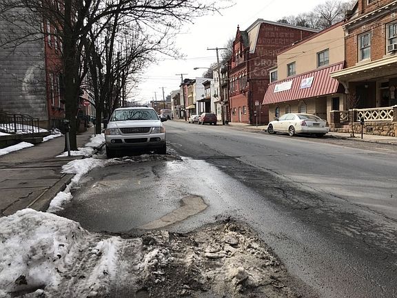 5th image of 612 W Market St