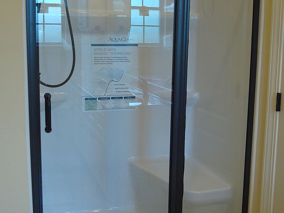 Master bath shower w/seat