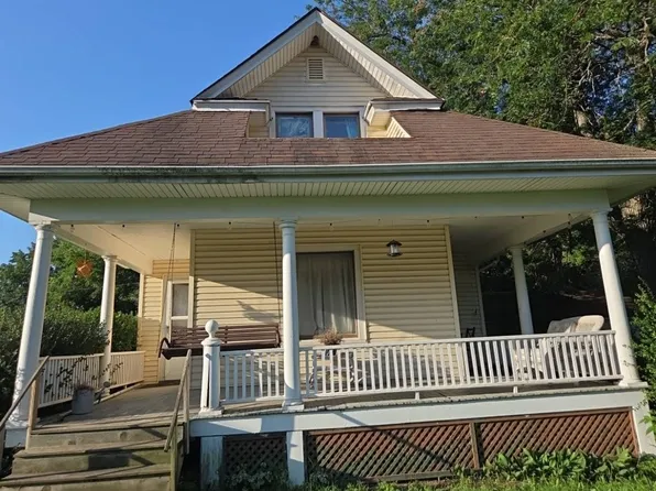 704 W Main St, Reynolds, IL 61279