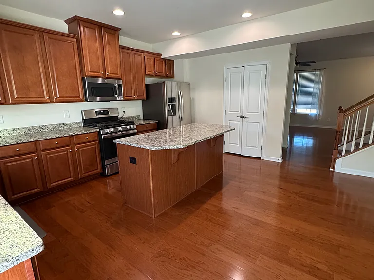 1073 Semora Ln — Photo 4