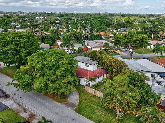 3rd image of 3565 Lloyd Drive