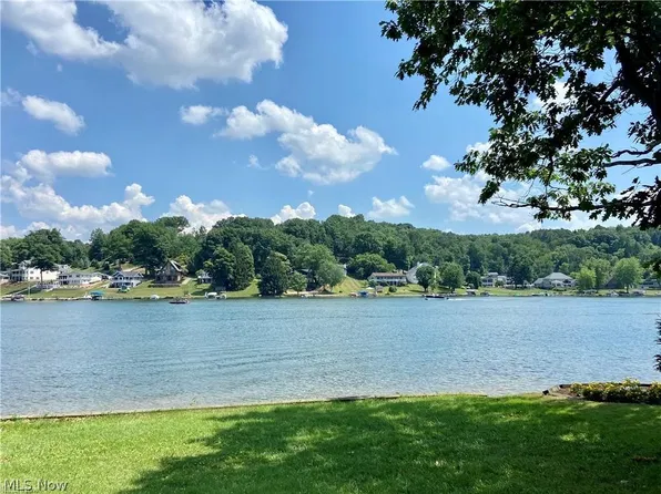 154 W Mohawk Dr, Malvern, OH 44644