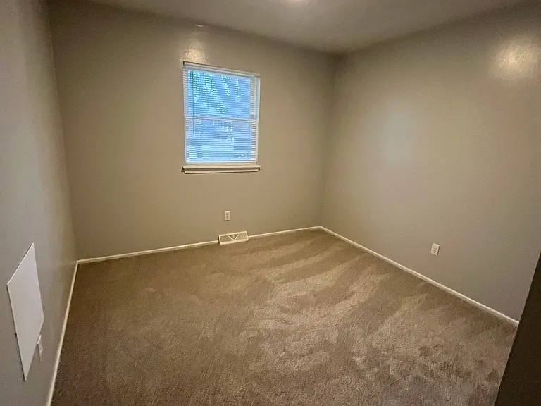 916 NE Wien Ave — Photo 5