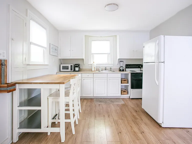 111 Aquidneck Ave — Photo 8