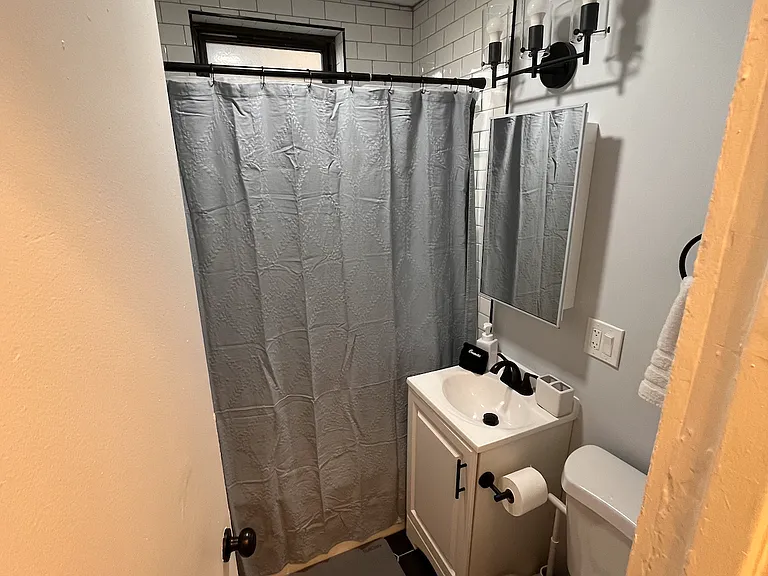 University Manor Apartments — Photo 10