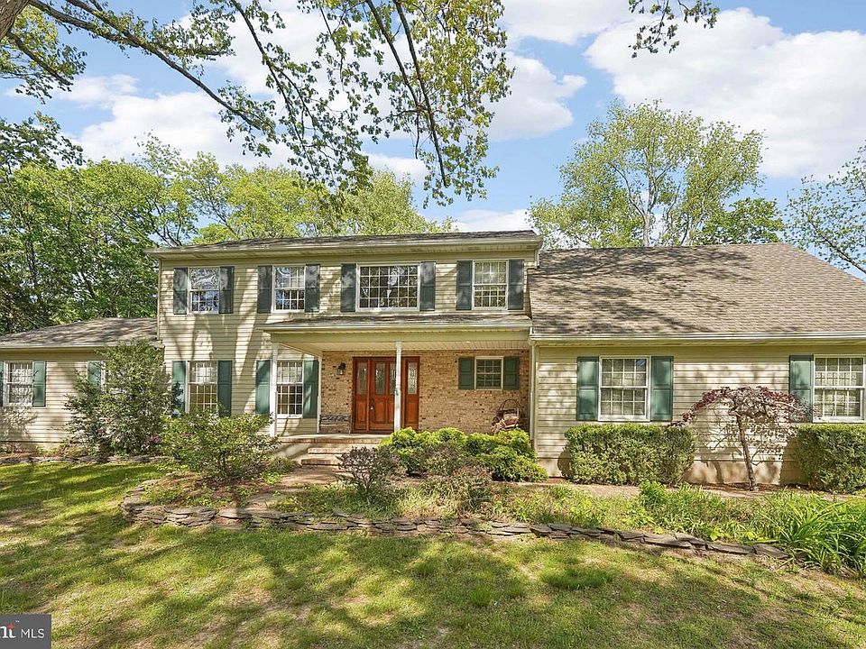 1st image of 924 Hughes Dr