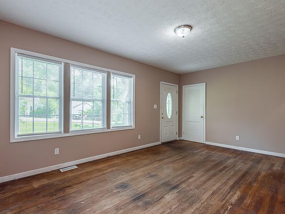 4th image of 2455 Amber St