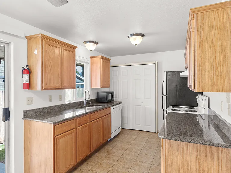6506 Commercial Ave — Photo 9
