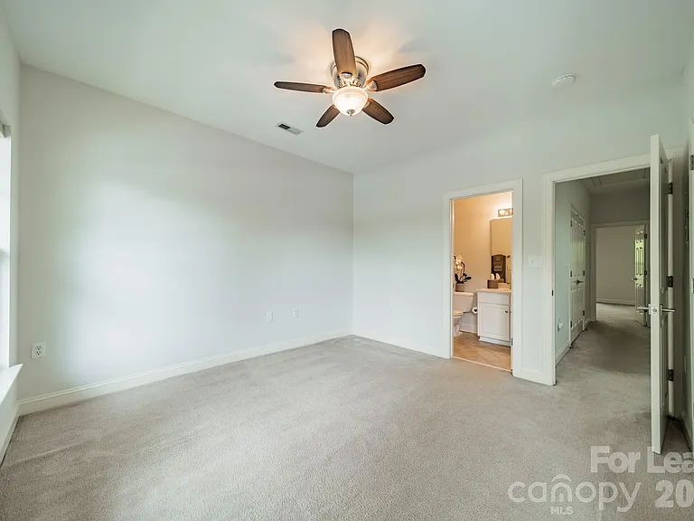 642 E 9th St — Photo 31