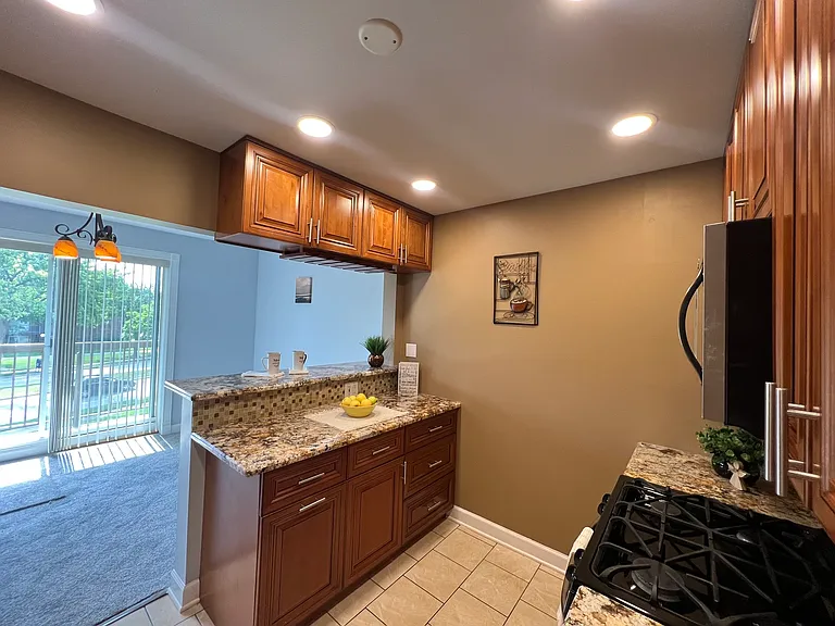 1880 Bonnie Ln #302 — Photo 3