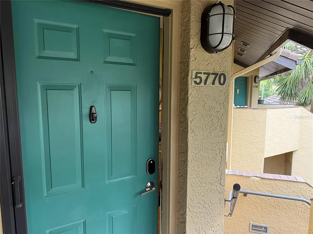 2 bed, 2.0 bath, 1156 sqft, $3,400 — Photo 2