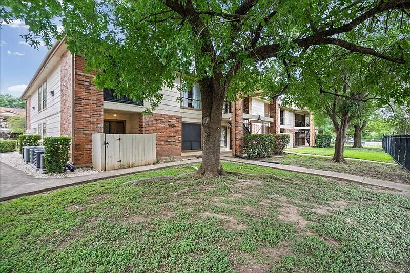 2 bed, 2.0 bath, 800 sqft, $1,325 — Photo 2